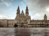 La Catedral de Santiago de Compostela vista desde la Plaza de Obradoiro en un día lluvioso.