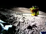 La primera imagen de la sonda SLIM en la superficie lunar.