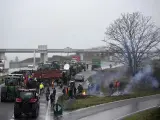 Agricultores bloquean la autopista que va hacia París.