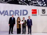 Almeida y Ayuso con el diploma que reconoce el estand de Madrid en Fitur como el mejor de la Feria.