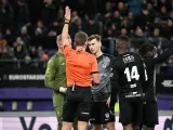 Jugadores del Genk reclaman al árbitro en el choque ante el Anderlecht.