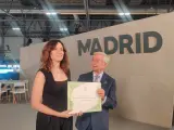 La presidenta de la Comunidad de Madrid, Isabel Díaz Ayuso, recibiendo el reconocimiento.
