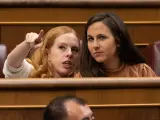 Lilith Verstrynge (i) y la secretaria general de Podemos, Ione Belarra (d), durante una sesi&oacute;n plenaria en el Congreso de los Diputados.