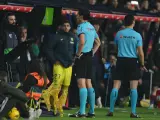 Munuera Montoro repasa el penalti que luego corrigió en el Barça - Villarreal.