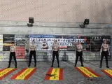 Cinco integrantes de la organización FEMEN, durante una acción "para denunciar los feminicidios y el negacionismo machista", en la Plaza de Los Carros de Madrid.