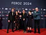 El director Pablo Berger posa en los Feroz junto a parte del equipo de 'Robot Dreams'