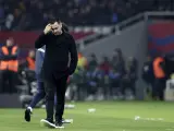 Xavi asiste cabizbajo a la derrota de los suyos frente al Villarreal en casa.