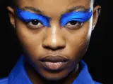 Retrato de maquillaje con ojos y pestañas teñidas en azul eléctrico.