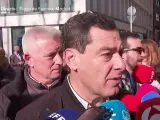 El presidente de la Junta de Andalucía, Juanma Moreno, atiende a los medios a su llegada a la plaza de España.