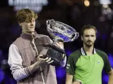 Sinner levanta la Copa Norman Brookes como campeón del Open de Australia tras derrotar a Medvedev.