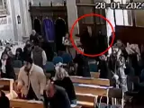 Momento en el que dos hombres enmascarados entran en una iglesia de Estambul y matan a una persona de un disparo.