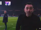 Xavi Hernández se queja a las cámaras durante el Barça - Villarreal.