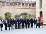 Foto de familia de todos los representantes de las instituciones implicadas en la ampliación del Clínic.