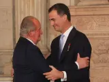 Don Juan Carlos y Don Felipe tras la firma que hace efectiva la abdicación