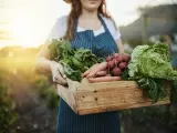 Mujer recoge cultivo hortalizas.