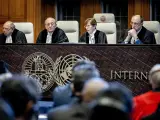 El presidente Donoghue (segundo por la derecha) y otros jueces de la Corte Internacional de Justicia en La Haya valoran la denuncia de Sud&aacute;frica en La Haya, el 26 de enero de 2024. EFE/EPA/Remko de Waal NETHELANDS CONFLICT JUSTICE