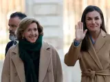 La reina Letizia acompañada por la presidenta de Patrimonio Nacional, Ana de la Cueva Fernández (i), a su llegada este lunes al Palacio Real de Aranjuez.