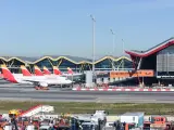 Aviones aparcados en las pistas durante el último día de la huelga del servicio de handling de Iberia, en el aeropuerto Barajas