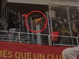 Una pelea se desató en las gradas de Montjuic durante el FC Barcelona - Villarreal de la vigésimo segunda jornada de Liga después de que un aficionado del Submarino Amarillo levantase una bandera de España y fuese increado por otros hinchas.