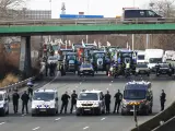 La Policía vigila decenas de tractores que participan en una manifestación en la autopista A15 cerca de Argenteuil, al norte de París.