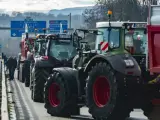 Agricultores franceses bloqueando una autopista en Bayonne.