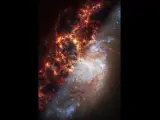 Esta imagen combina las observaciones del Webb (parte superior izquierda) y del Hubble (parte inferior derecha). El contraste que se percibe se debe a que el primero combina luz infrarroja cercana y media, y el segundo muestra luz visible y ultravioleta. En la zona capturada por el Webb, se percibe polvo brillando en luz infrarroja, mientras que la del Hubble muestra regiones oscuras, que es donde la luz de las estrellas es absorbida por el polvo.