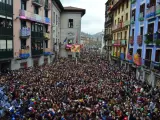 Miles de persona abarrotadas para presencial el chupinazo del Carnaval de Tolosa.