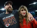 Travis Kelce, jugador de Kansas City Chiefs, junto a su pareja, la cantante Taylor Swift.
