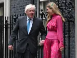 Boris Johnson sale con su mujer de 'Downing Street', en una imagen de archivo.