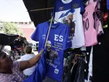 Una camisa alusiva al presidente Nayib Bukele en un mercadillo en el centro de San Salvador.