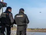 Dos policías manejan un drone durante la búsqueda policial de Manuela Castillejo.