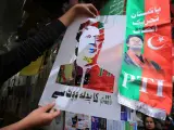 Cartel del exprimer ministro paquistaní Imran Khan y los colores de su partido.