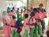 Niños en una actividad lúdica del proyecto ‘EnganCHADos’ en el Chad.
