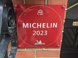 Placa de Michelin 2023, se suele colgar en las entradas de los restaurantes que cuentan con Estrella Michelin.