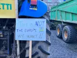 En uno de los tractores que bloquean la zona c&eacute;ntrica de Bruselas se puede leer en una pancarta: &quot;Esta no es la Europa que queremos&quot;.
