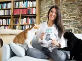 Eva San Martín junto a sus gatos y su libro.