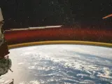 Esta imagen tomada por el astronauta Mogensen muestra un resplandor nocturno a m&aacute;s de 400 km de la Tierra.