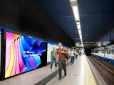 Las nuevas pantallas se instalarán en andenes y vestíbulos de las estaciones del metro madrileño.