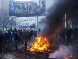 Los agricultores queman neumáticos y otros objetos en la plaza de Luxemburgo.
