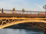 Trabajos de mantenimiento en el Puente Triana