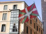 Bandera vasca en un antiguo edificio del centro de la ciudad de Bilbao.