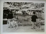Dos niños observan tanques desfilar en una de las instantáneas de la exposición.