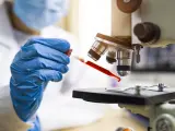 Una mujer realiza pruebas en un laboratorio