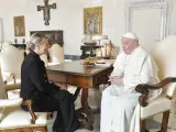 El papa Francisco conversa con la vicepresidenta segunda del Gobierno español, Yolanda Díaz.