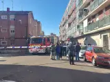 Los Bomberos de Valladolid trabajan en el incendio registrado este sábado en la calle Cisne.