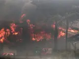 Fotografía que muestra un incendio en zona industrial durante los incendios forestales que afectan Viña del Mar, Región de Valparaiso (Chile)