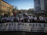 Miles de abogados y procuradores protestan por una jubilación digna en las calles de Madrid.