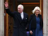 El rey Carlos III sale del hospital The London Clinic acompañado por su esposa, la reina Camilla.