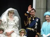 Imagen de la boda de Lady Di y Carlos de Inglaterra, en 1980, junto a Isabel II.