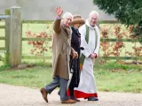 El rey Carlos III de Inglaterra saluda a los curiosos que se acercaron al templo anglicano ubicado en los terrenos de su residencia campestre en el condado de Norfolk.